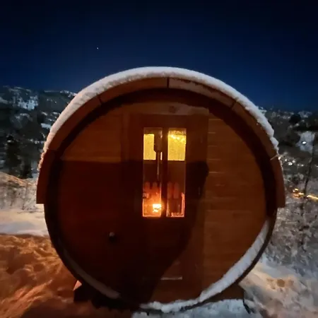 Luster Lodge *